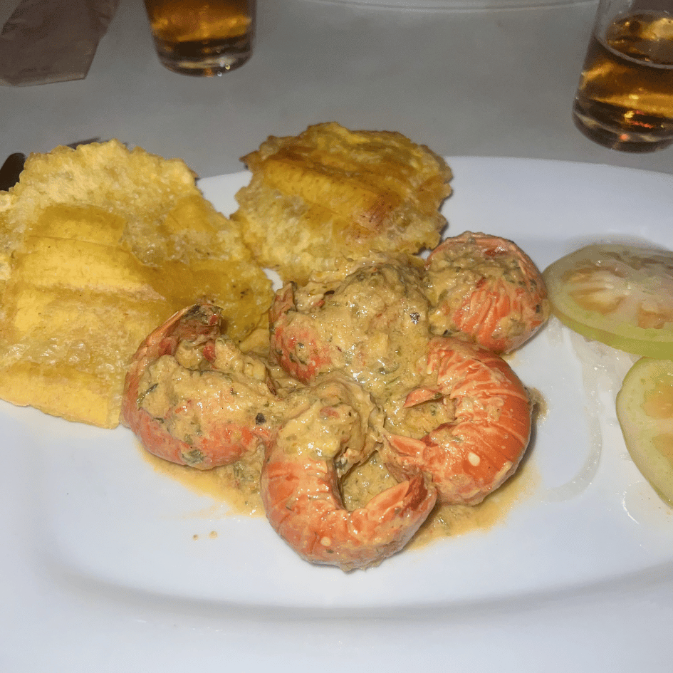 Assiette de crevettes, patacones et légumes préparée chez une famille d'El Valle