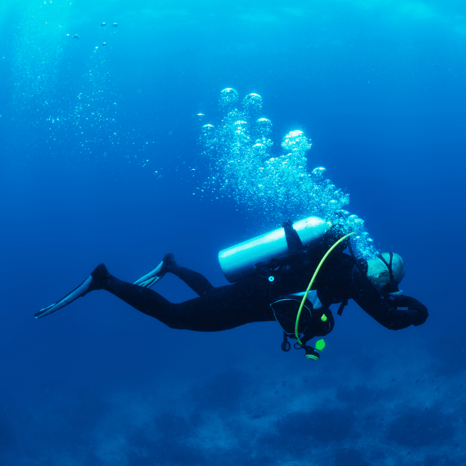 Plongeur sous-marin dans les eaux du Pacifique colombien