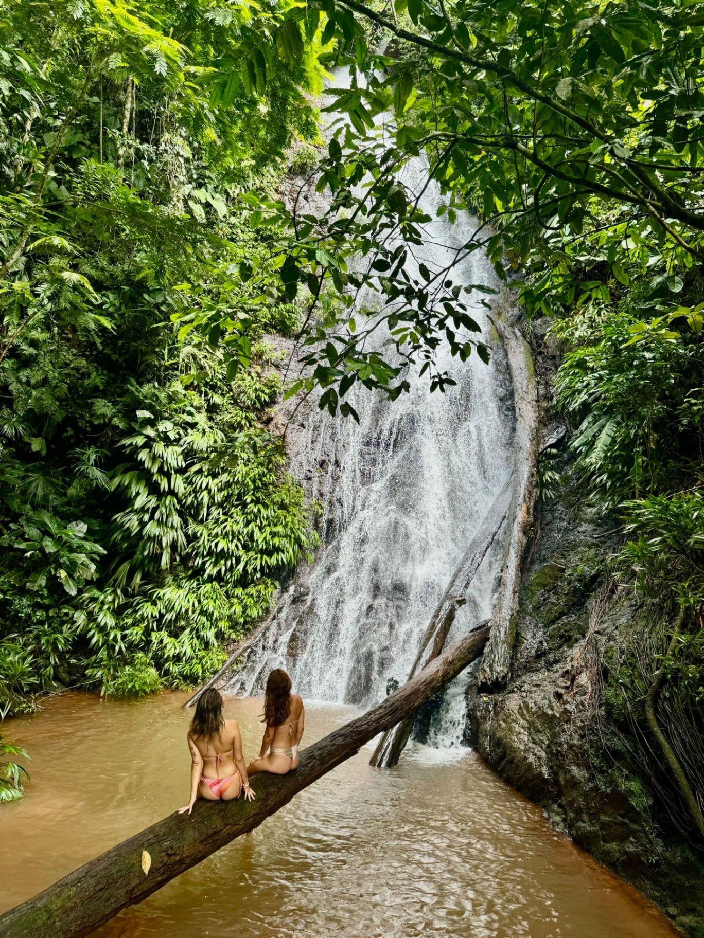 Cascade au cœur de la jungle du Chocó près d'El Valle
